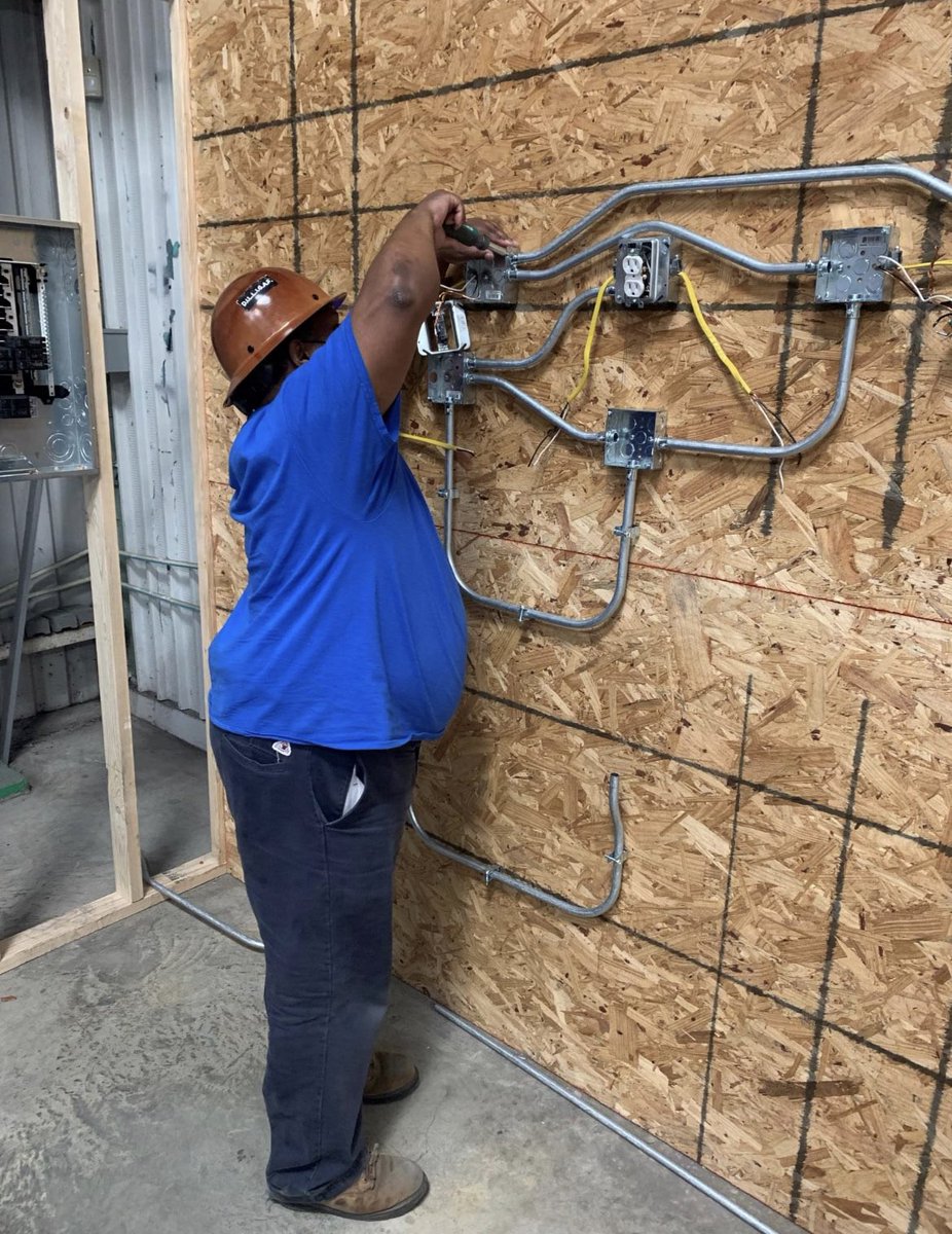 HBIBuildCareers's tweet photo. Are you a Houston resident looking to build your career? HBI’s Houston program has openings for the electrical class starting on 5/16. Our training programs are tuition-free + equip students w/ the in-demand skills they need to work in construction —> https://t.co/XZVR7K3ceN https://t.co/1nMD6R9q8R