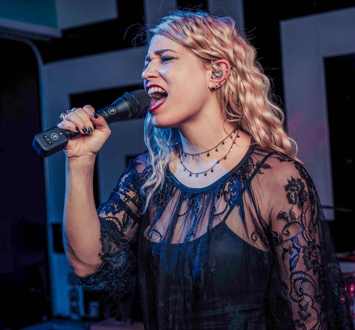 MackieGear's tweet photo. EM-89D and EM-Wave XLR is a powerful combination that will make you want to sing your heart out! 💚🎤📶
👉 - https://t.co/W3pBvK1wgK
📸 @lilieaeband @_nathanrogers
#Mackie #EM89D #EMWaveXLR #Microphone #Singer #Perfomer #Music https://t.co/UVIIMuk0rW