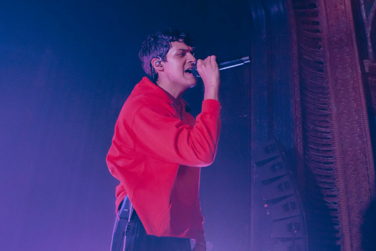 OffRecordTX's tweet photo. Mexican singer/songwriter @omarapollo took the stage at @TheRivChicago for a Cinco de Mayo celebration in Chicago. Check out our full review/gallery here: https://t.co/ankpTNk7zr 🇲🇽 #offrecordblog #OmarApollo https://t.co/LxCMORAzls