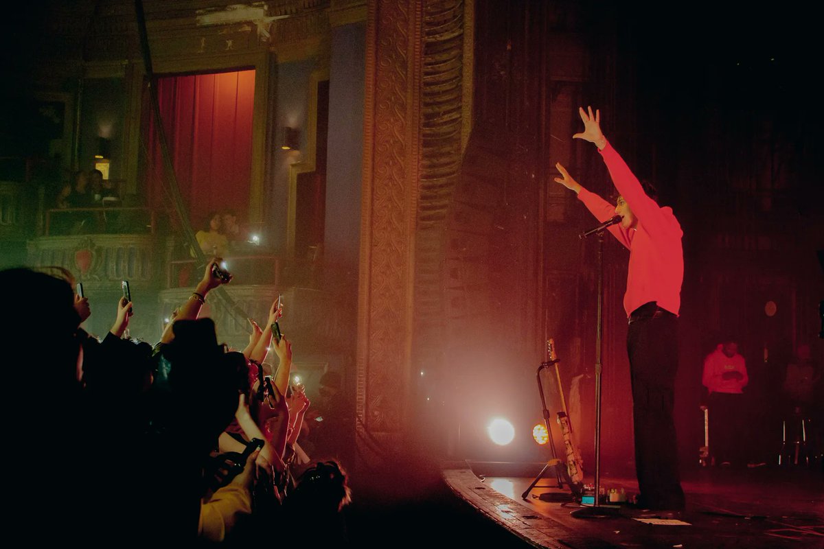 OffRecordTX's tweet photo. Mexican singer/songwriter @omarapollo took the stage at @TheRivChicago for a Cinco de Mayo celebration in Chicago. Check out our full review/gallery here: https://t.co/ankpTNk7zr 🇲🇽 #offrecordblog #OmarApollo https://t.co/LxCMORAzls