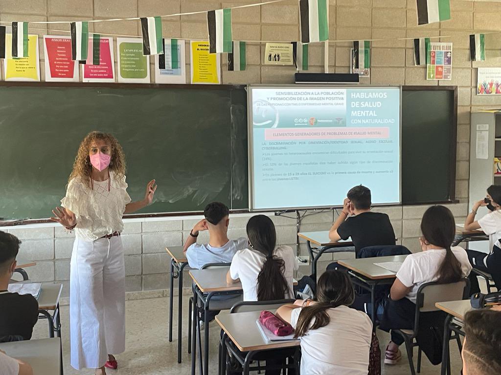 fecnsg's tweet photo. Hablemos de Salud Mental. Sensibilización y prevención con Feafes Salud Mental Mérida. Muchas gracias, Cristina. #Adelante #4ºESO #PlanDeAcciónTutorial @FeafesMerida https://t.co/dNCbRq4kX0