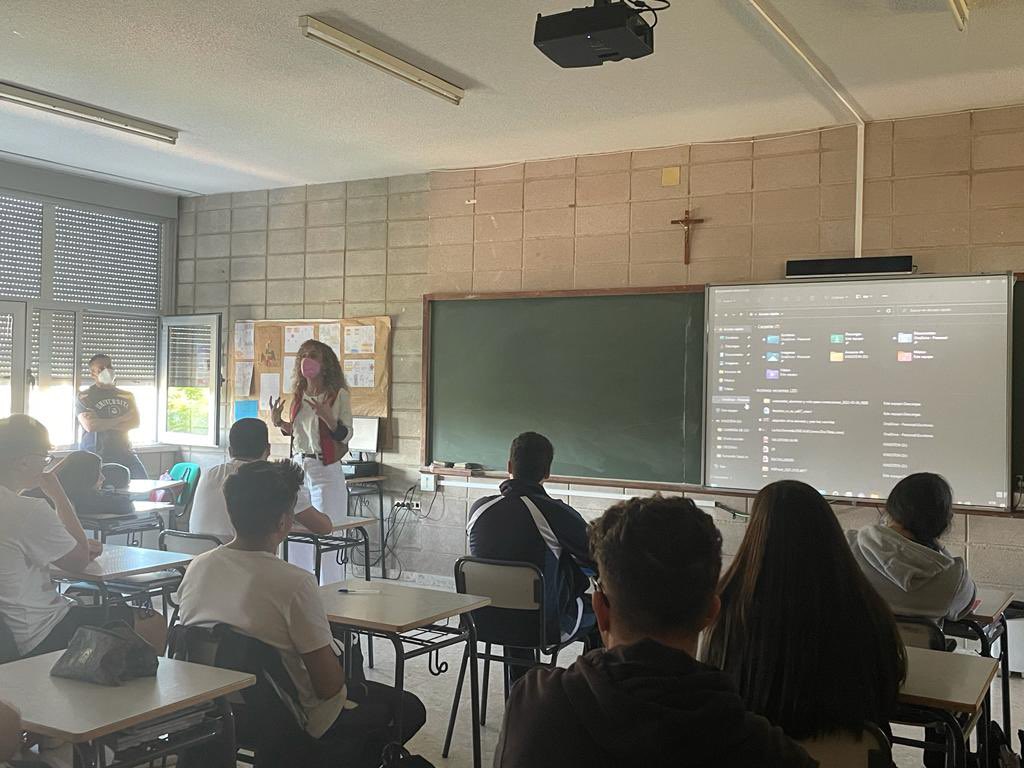 fecnsg's tweet photo. Hablemos de Salud Mental. Sensibilización y prevención con Feafes Salud Mental Mérida. Muchas gracias, Cristina. #Adelante #4ºESO #PlanDeAcciónTutorial @FeafesMerida https://t.co/dNCbRq4kX0