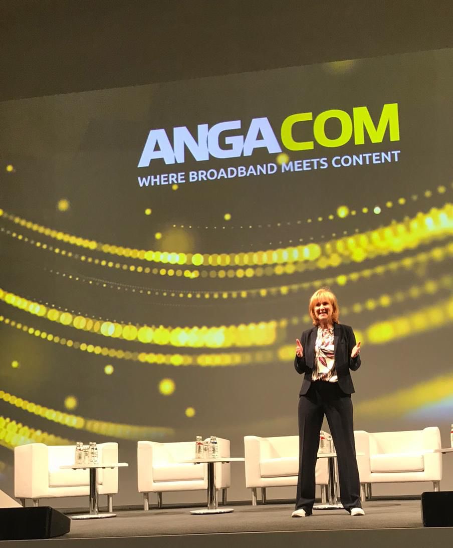 Talking_Bridges's tweet photo. Heute war der herrliche Auftakt auf der Angacom 2022, mit tollen Podiumsgästen beim Digitalgipfel.
Die Stimmung war super! Es wurde diskutiert und gelacht. 
DANKE an die Gäste und das tolle Publikum😊.
Morgen geht es weiter mit dem Glasfasergipfel - ich freue mich darauf 🎤. https://t.co/JP3ByrFkAa