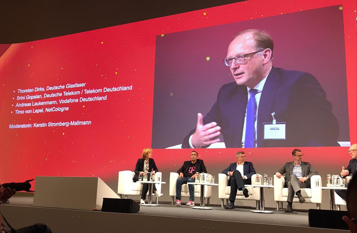 Talking_Bridges's tweet photo. Heute war der herrliche Auftakt auf der Angacom 2022, mit tollen Podiumsgästen beim Digitalgipfel.
Die Stimmung war super! Es wurde diskutiert und gelacht. 
DANKE an die Gäste und das tolle Publikum😊.
Morgen geht es weiter mit dem Glasfasergipfel - ich freue mich darauf 🎤. https://t.co/JP3ByrFkAa