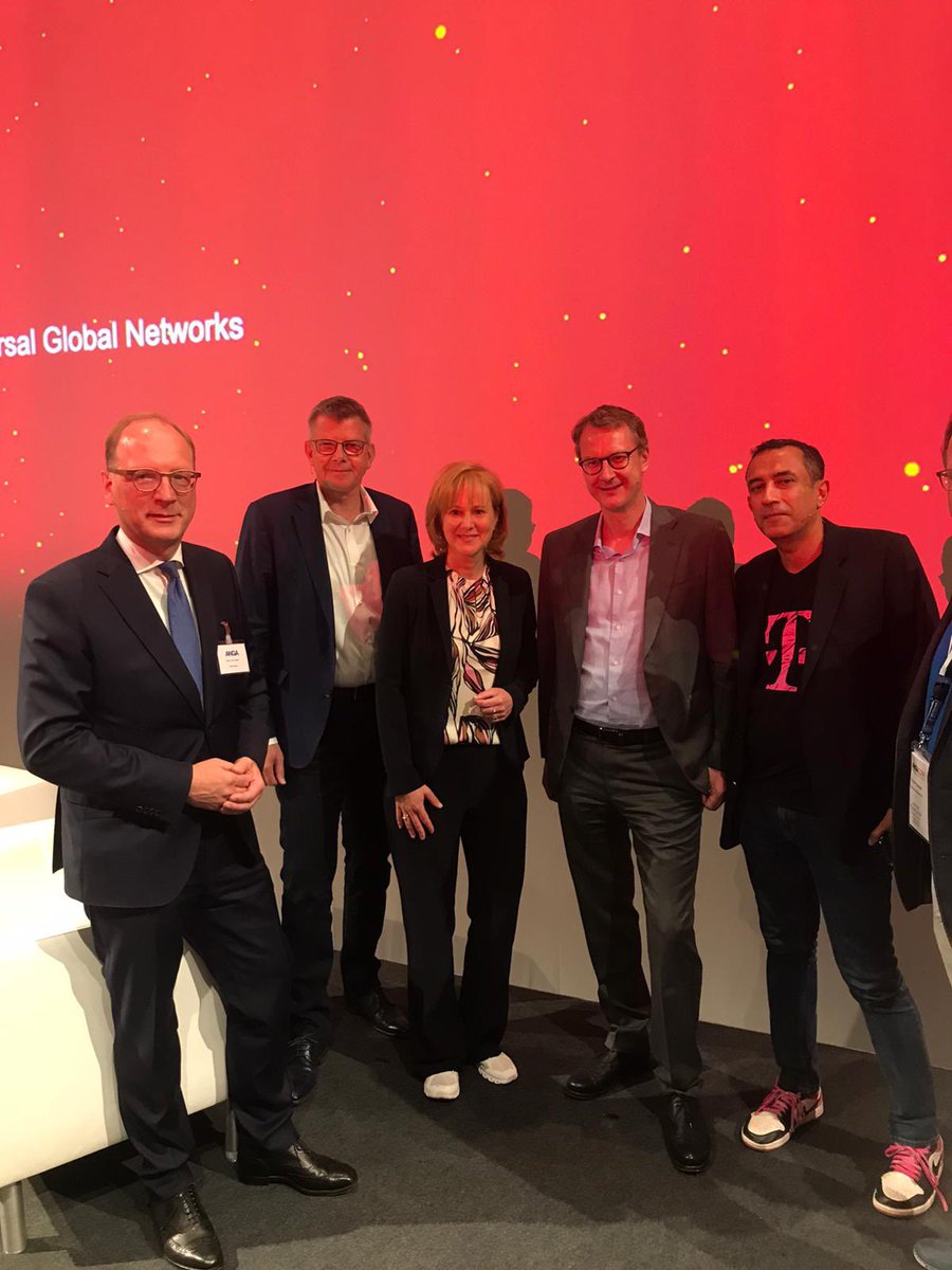 Talking_Bridges's tweet photo. Heute war der herrliche Auftakt auf der Angacom 2022, mit tollen Podiumsgästen beim Digitalgipfel.
Die Stimmung war super! Es wurde diskutiert und gelacht. 
DANKE an die Gäste und das tolle Publikum😊.
Morgen geht es weiter mit dem Glasfasergipfel - ich freue mich darauf 🎤. https://t.co/JP3ByrFkAa