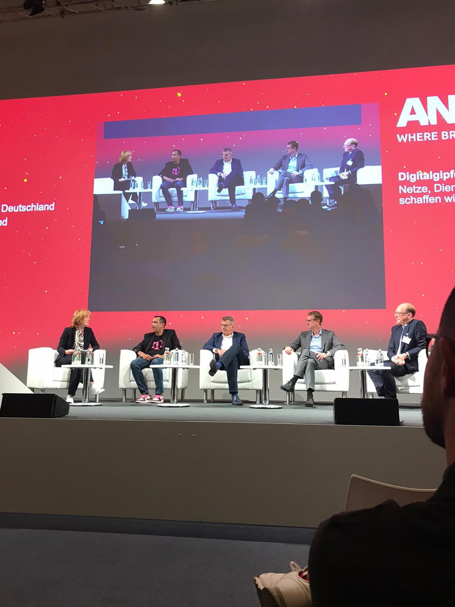 Talking_Bridges's tweet photo. Heute war der herrliche Auftakt auf der Angacom 2022, mit tollen Podiumsgästen beim Digitalgipfel.
Die Stimmung war super! Es wurde diskutiert und gelacht. 
DANKE an die Gäste und das tolle Publikum😊.
Morgen geht es weiter mit dem Glasfasergipfel - ich freue mich darauf 🎤. https://t.co/JP3ByrFkAa