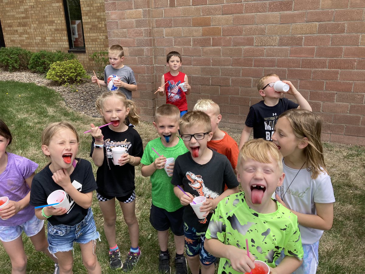 ashariseclassen's tweet photo. Our school is the best!!! Thanks #emwolves boosters for a special treat! #kinder @AmandaLarsen4 https://t.co/IYhL4A9zi0