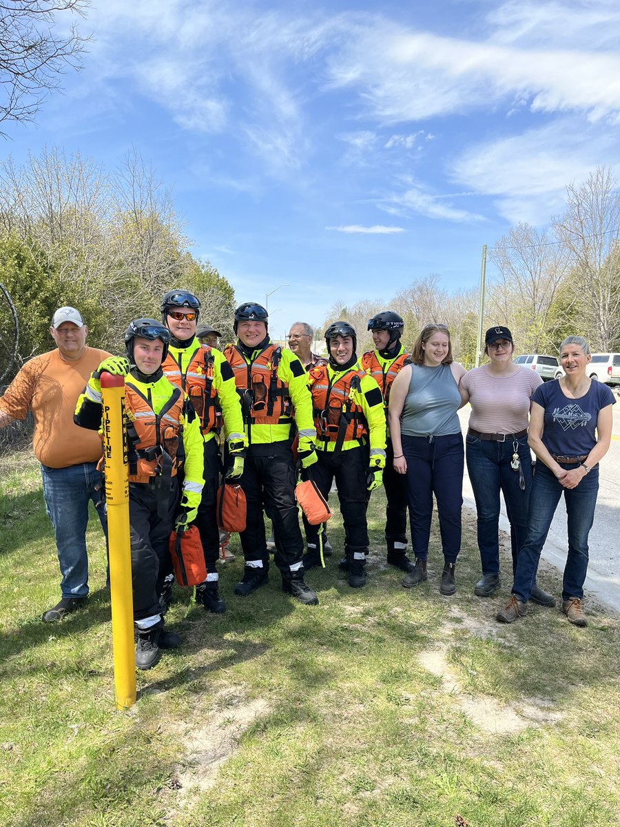 karnDC2's tweet photo. Today CW Fire worked alongside vol’s from the local swan club. FF’s retrieved one of the swans that was unable to navigate the river &amp; return to its nest. A community assistance call that turned into a great training session @CentrWellington @WellyAdvertiser @TheGrand101FM https://t.co/XgFn8BI38G