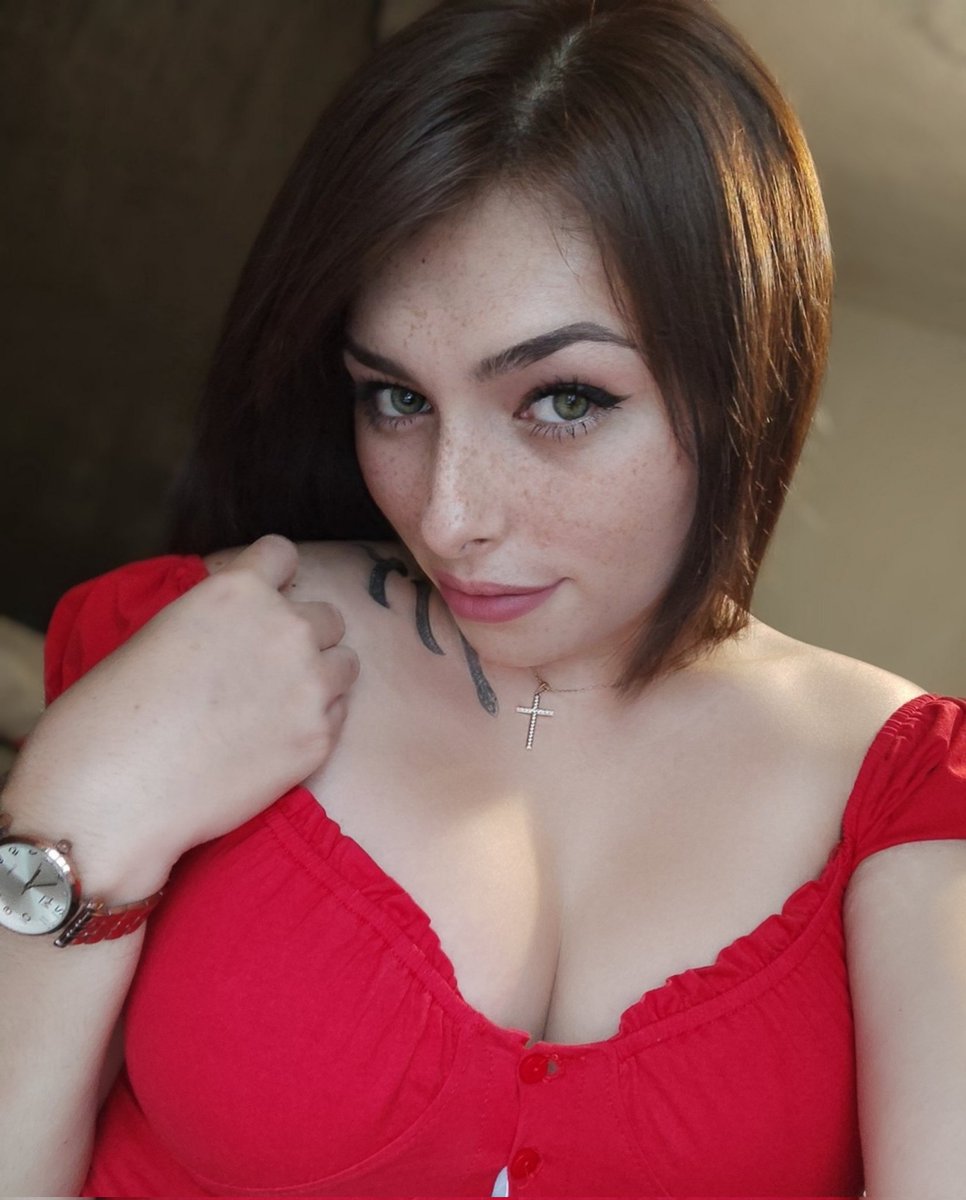 CarlottaRey9's tweet photo. Hoy me siento muy bonita! 🙈♥️ https://t.co/2c1e6wdoCK