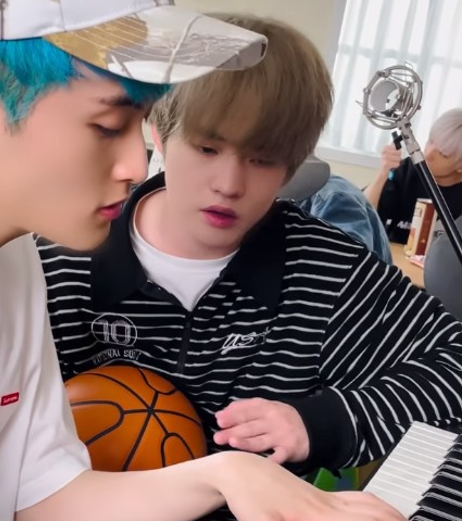 Celebsstyle5's tweet photo. 셀럽 : NCT DREAM 천러
어디 : NCT DREAM 공식 인스타그램, 유튜브
브랜드 : 마크에이토리 (MARCATORY)
모델 : SQUAD STRIPE TERRY COLLAR ZIPUP (BLACK)
https://t.co/ywlI0mX53t
#마크에이토리 #MARCATORY #NCT #NCTDREAM #천러 #엔시티 #드림 #집업 #손민수 https://t.co/ZP1rvkj60T