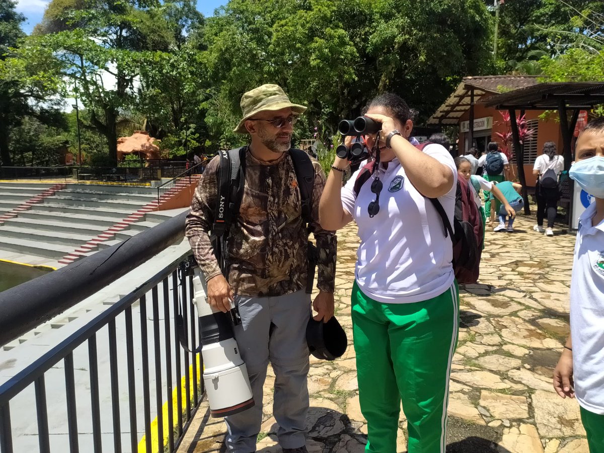avesdelmeta's tweet photo. En Villavicencio Meta, se encuentra ubicado el @BiopOcarros. Además de ser un centro de protección de muchas especies, también es un buen sitio para realizar avistamiento de Aves. En la tarde hoy, los niños tuvieron la oportunidad de pajarear con @MemoGomezFoto. #ITM
#AvesMeta https://t.co/eOg992ELJX