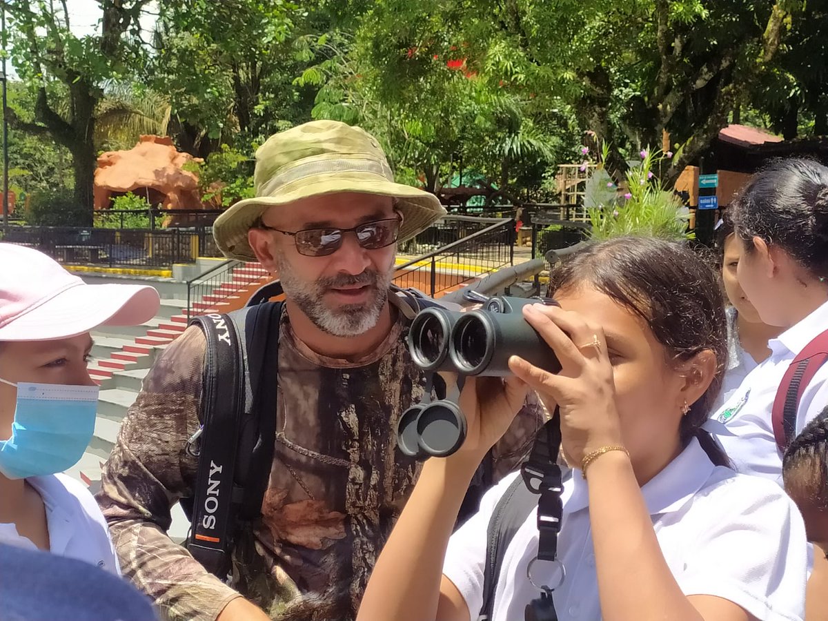 avesdelmeta's tweet photo. En Villavicencio Meta, se encuentra ubicado el @BiopOcarros. Además de ser un centro de protección de muchas especies, también es un buen sitio para realizar avistamiento de Aves. En la tarde hoy, los niños tuvieron la oportunidad de pajarear con @MemoGomezFoto. #ITM
#AvesMeta https://t.co/eOg992ELJX