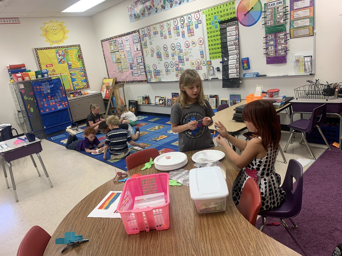 kerickson15esu1's tweet photo. I was able to make houses out of candy & toothpicks for the 4th Little Pig with the K-2 students at Hitchcock County today. Yes there were 4 Little Pigs!! #smartkiddos #โค๏ธteaching https://t.co/LB15KqwYTJ