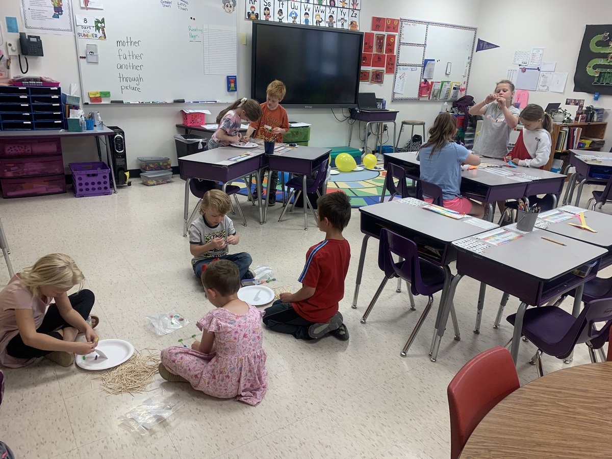 kerickson15esu1's tweet photo. I was able to make houses out of candy & toothpicks for the 4th Little Pig with the K-2 students at Hitchcock County today. Yes there were 4 Little Pigs!! #smartkiddos #โค๏ธteaching https://t.co/LB15KqwYTJ