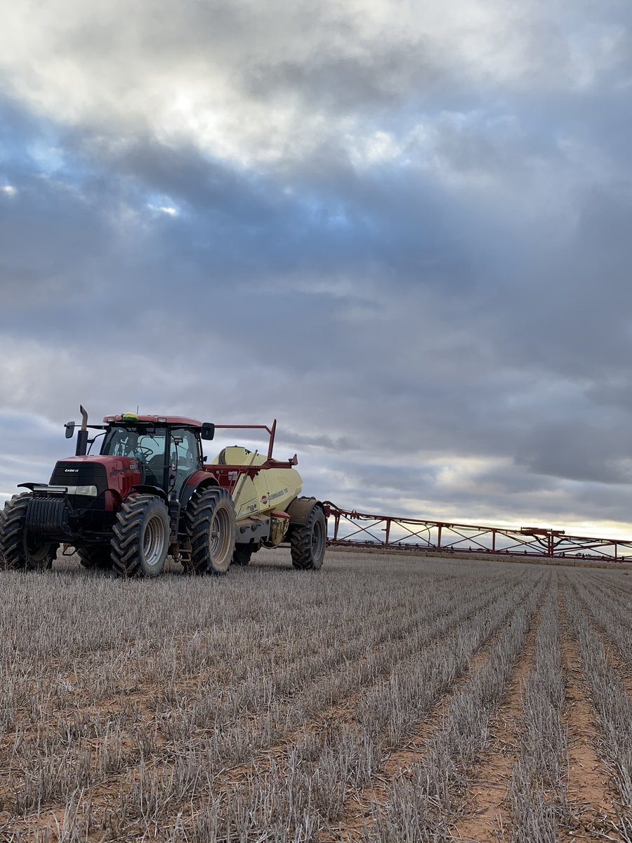 BraydonKeech's tweet photo. Dry start to #seeding22 with no rain forecast. 900 hectares of Barley in the ground so far https://t.co/63amAvG5ev