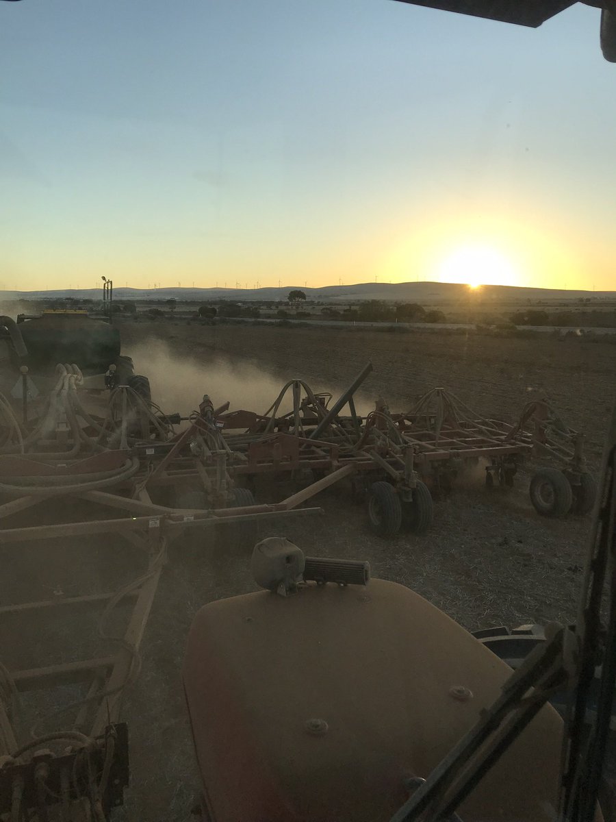 BraydonKeech's tweet photo. Dry start to #seeding22 with no rain forecast. 900 hectares of Barley in the ground so far https://t.co/63amAvG5ev