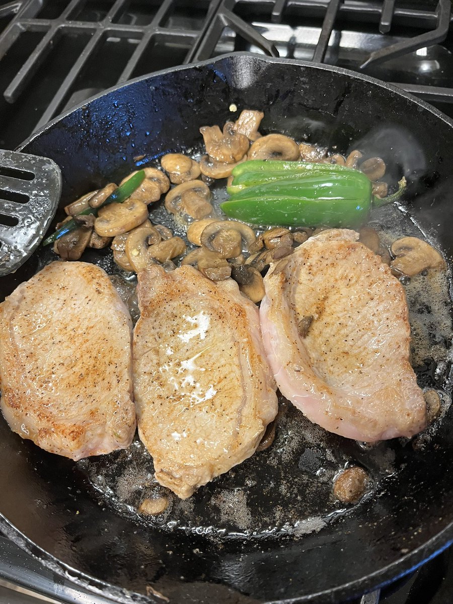 pastorbb's tweet photo. Fend for yourself Tuesday 
A Simple favorite  #castiron #porkchops https://t.co/73Fs9MzXij