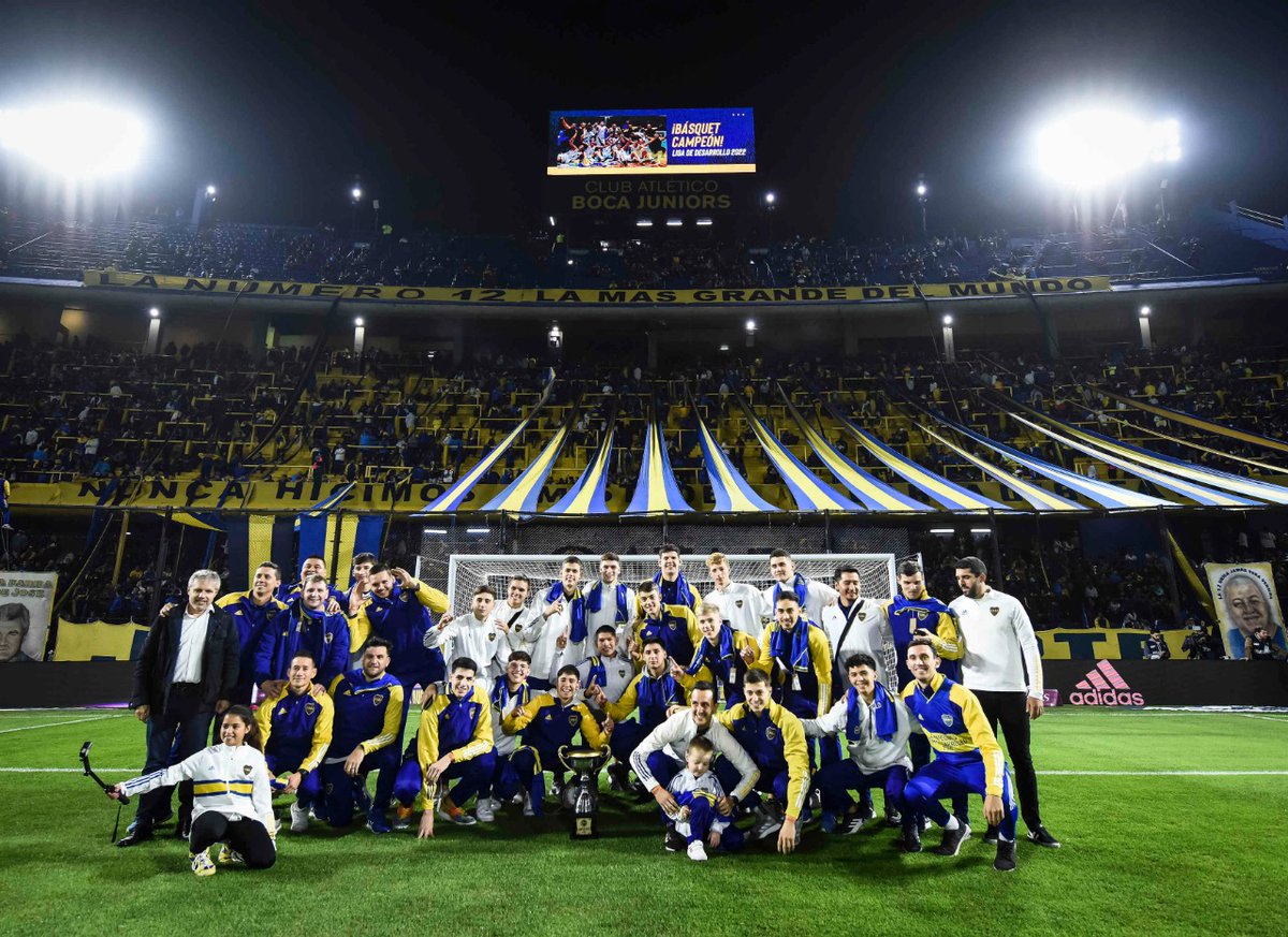 LigaNacional's tweet photo. 🏆🏀 ¡Siguen de festejo! 

Los campeones del #Final4LDD dieron la vuelta olímpica en La Bombonera, previo al inicio del partido de @BocaJrsOficial ⚽ https://t.co/LKdXbGrvIU