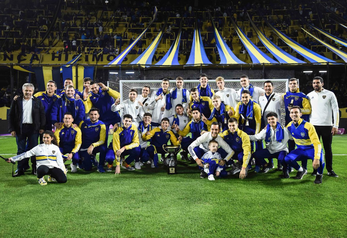 LigaNacional's tweet photo. 🏆🏀 ¡Siguen de festejo! 

Los campeones del #Final4LDD dieron la vuelta olímpica en La Bombonera, previo al inicio del partido de @BocaJrsOficial ⚽ https://t.co/LKdXbGrvIU