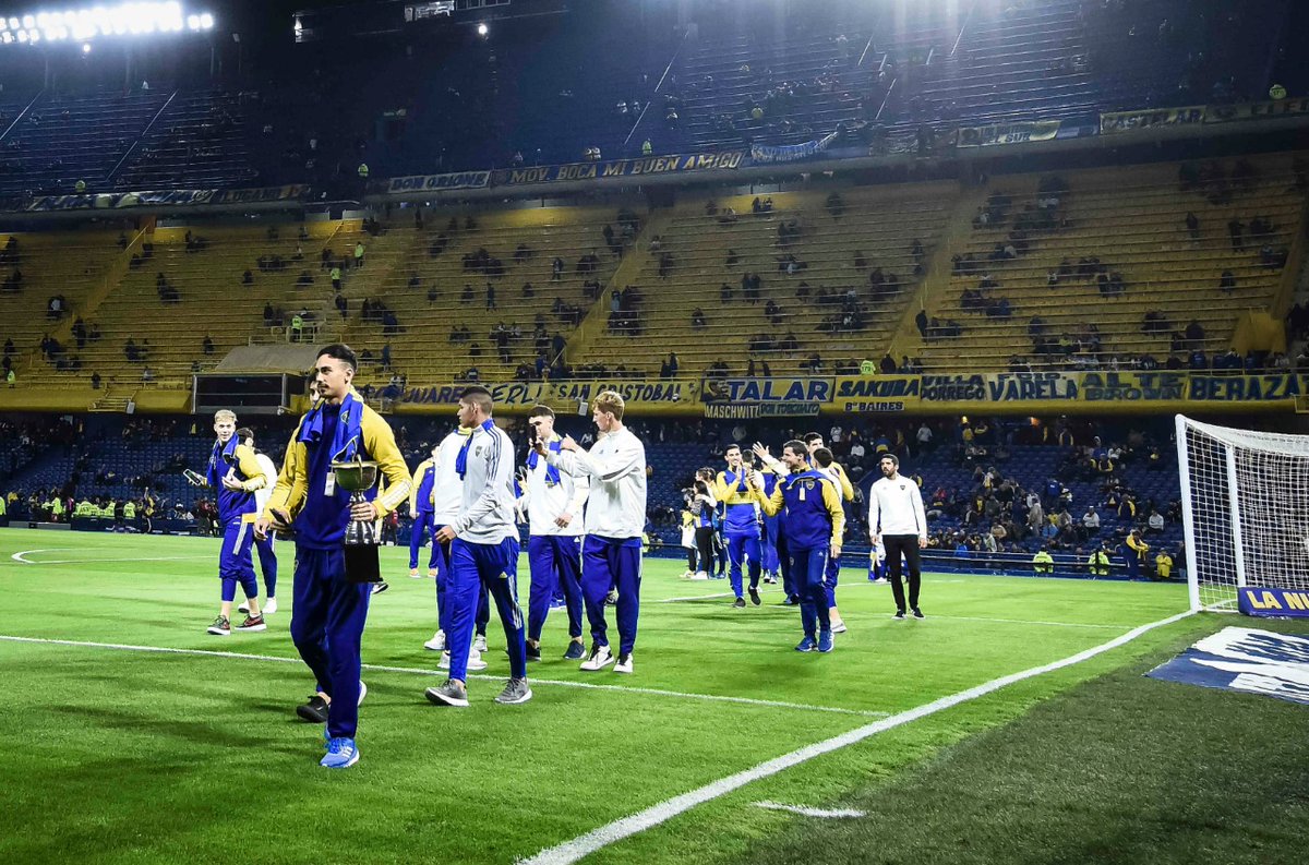 LigaNacional's tweet photo. 🏆🏀 ¡Siguen de festejo! 

Los campeones del #Final4LDD dieron la vuelta olímpica en La Bombonera, previo al inicio del partido de @BocaJrsOficial ⚽ https://t.co/LKdXbGrvIU
