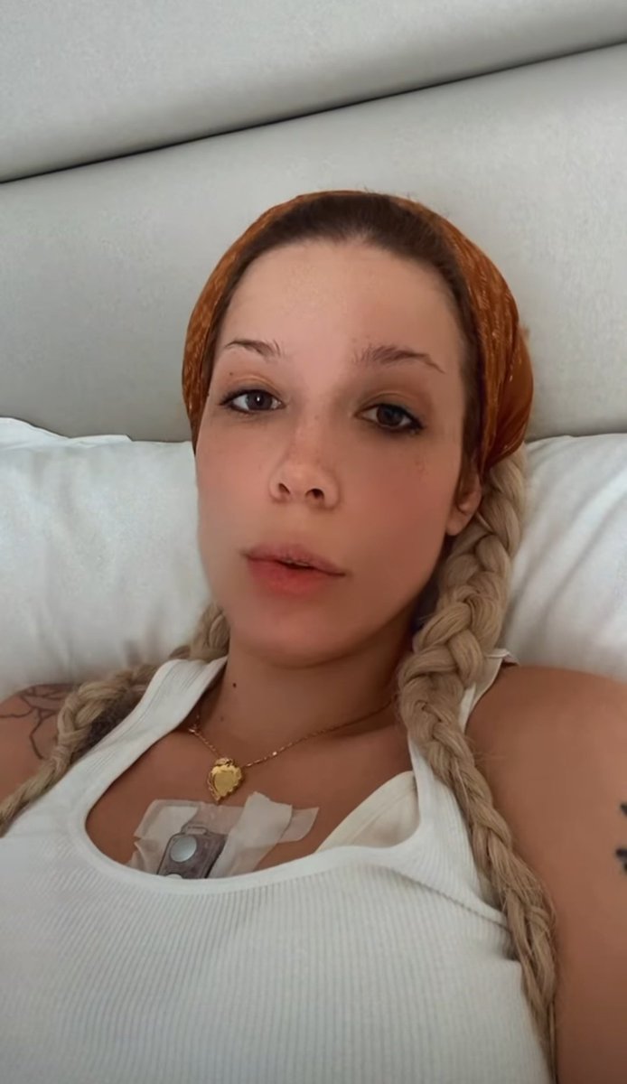 HALSEYBRSL's tweet photo. Halsey descobriu 5 novas doenças autoimunes, e continua cuidando de sua saúde e passando em vários médicos para descobrir as causaa, atualmente ela está usando um monitor de batimentos cardíacos. Ela disse que está se sentindo bem e ansiosa com a turnê que começa em uma semana! https://t.co/ZhhcpHoD8y