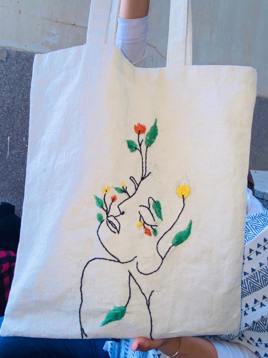 عندي واحدة صاحبتي لسة بادئة مشروع tote bag عليها اي ديزاين تختاروه لرسومات one line ف ياريت نشجعها بريتويت و اي حد عاوز يعمل اوردر يبعتلي هبعتله اكونت البنت 🥺