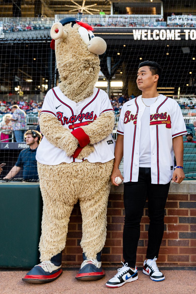 AtlantaFalcons's tweet image. Two Atlanta goats 🐐 

@BlooperBraves 🤝 @YounghoeKoo