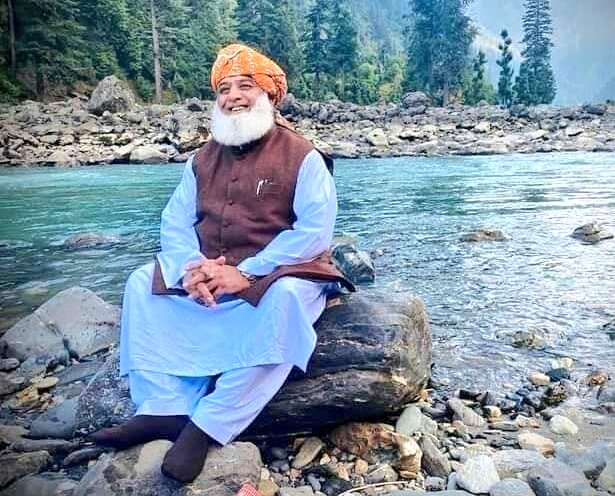 مولانا فضل الرحمان کا دریا کنارے
 خوبصورت عکس❤
عمران خان کو سڑکوں پر لایا 
اور خود دریا کے کنارے پر لطف اندوز ہو رہا ہے
 واقعی سیاست کا بادشاہ ہے
<a href="/MoulanaOfficial/">Maulana Fazl-ur-Rehman</a>