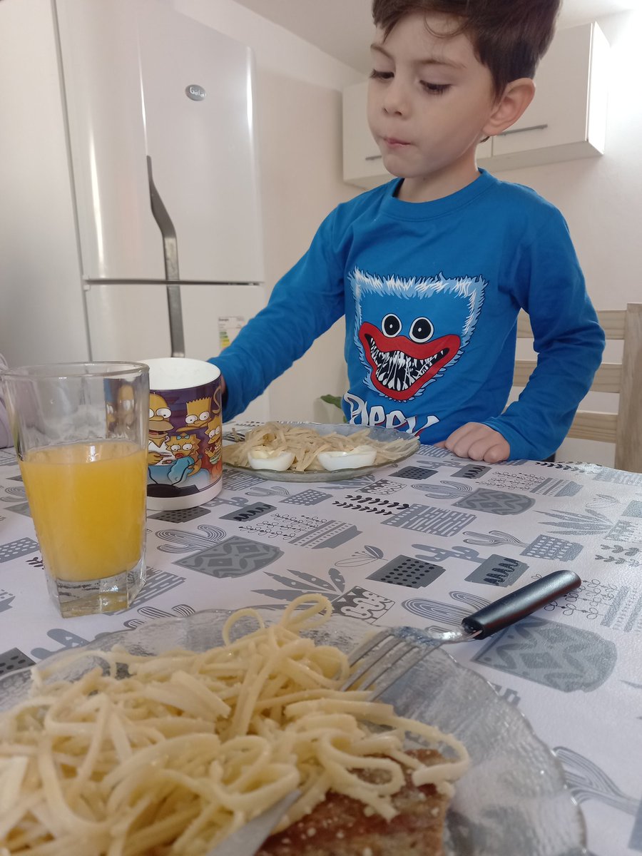 Hoy cociné por primera vez en el dpto (si, pq hace 1 semana y media venía comiendo en mi mami). Y este señor tuvo el placer de ser el invitado 😍. Te amo Pedro