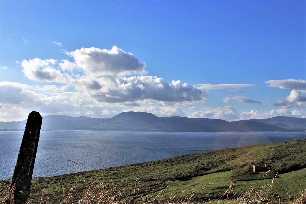 ImbasInfo's tweet photo. Looking across to Beara from the Sheep’s Head peninsula with ‘Cnoc Daod’ glowering under the central clouds.
https://t.co/KYyStriYw3 https://t.co/JrRRZCG0JK