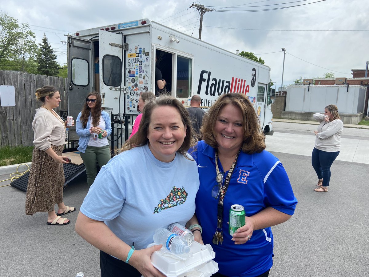 KendraWaddell's tweet photo. Loving our food truck today @EminenceSchools! Thank you @BuddyBerry @AngSdeckard &amp; @Curtsinger20! https://t.co/cjJK5atAog