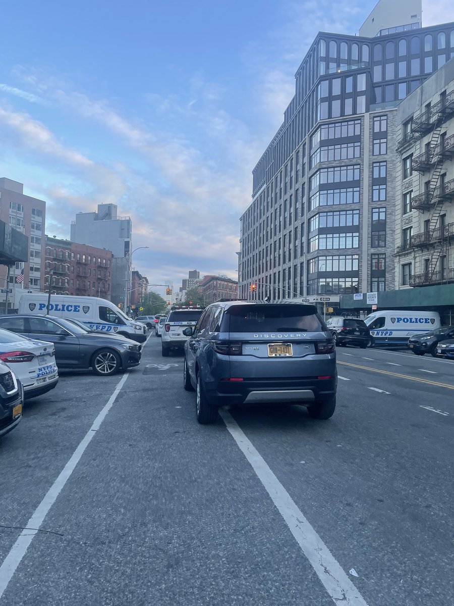 LAND ROVER Discovery Sport driver GRN1431 blocked the bike lane near 2269 Frederick Douglass Blvd on May 10. This is in Manhattan Community Board 10 #mancb10 & #NYPD28. #VisionZero #BlockedBikeNYC https://t.co/l7LmEjPVwr