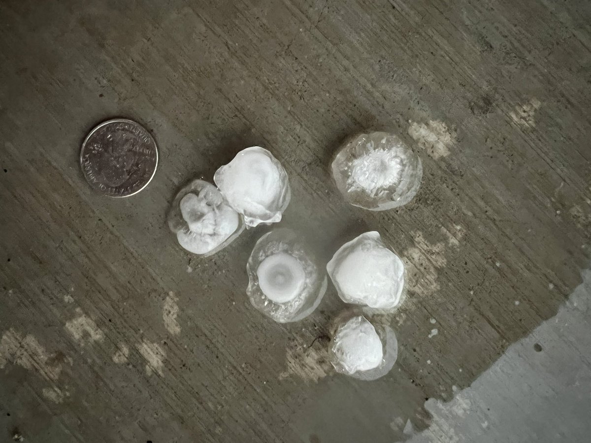 maxtmon's tweet photo. Second round of winds and qtr size hail passing through #canadaintx #wxtx #txph #phwx lasted about 5 min another 4 of pea sized https://t.co/0sl44Faqol