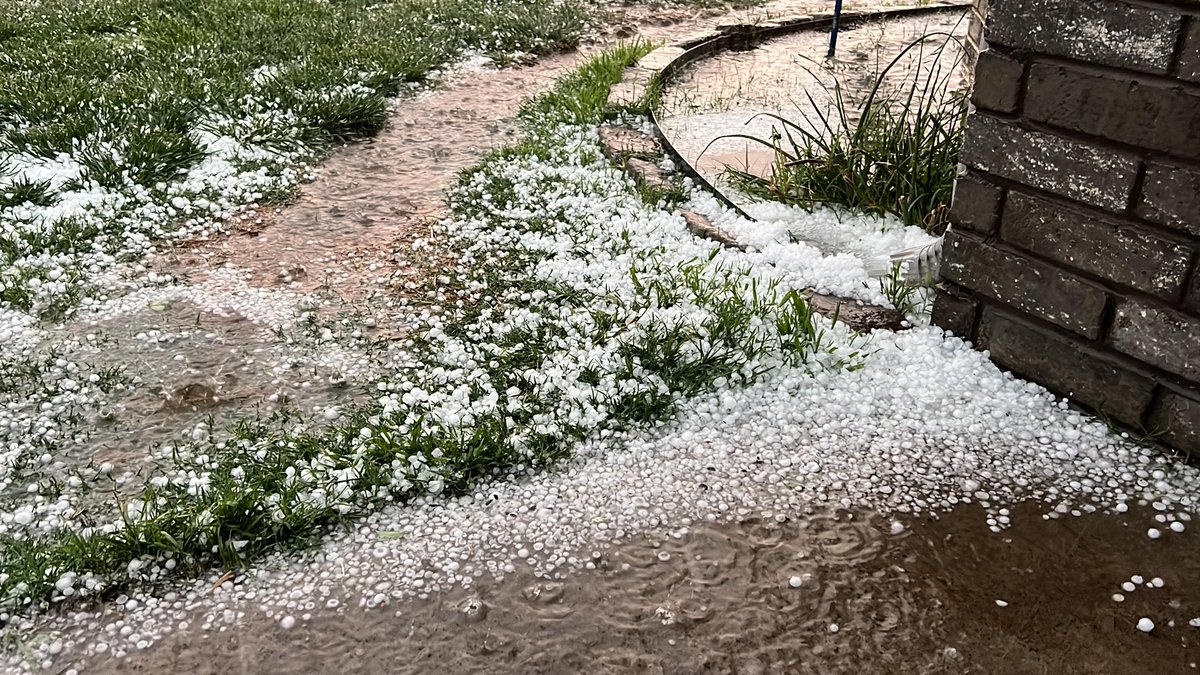 maxtmon's tweet photo. Second round of winds and qtr size hail passing through #canadaintx #wxtx #txph #phwx lasted about 5 min another 4 of pea sized https://t.co/0sl44Faqol