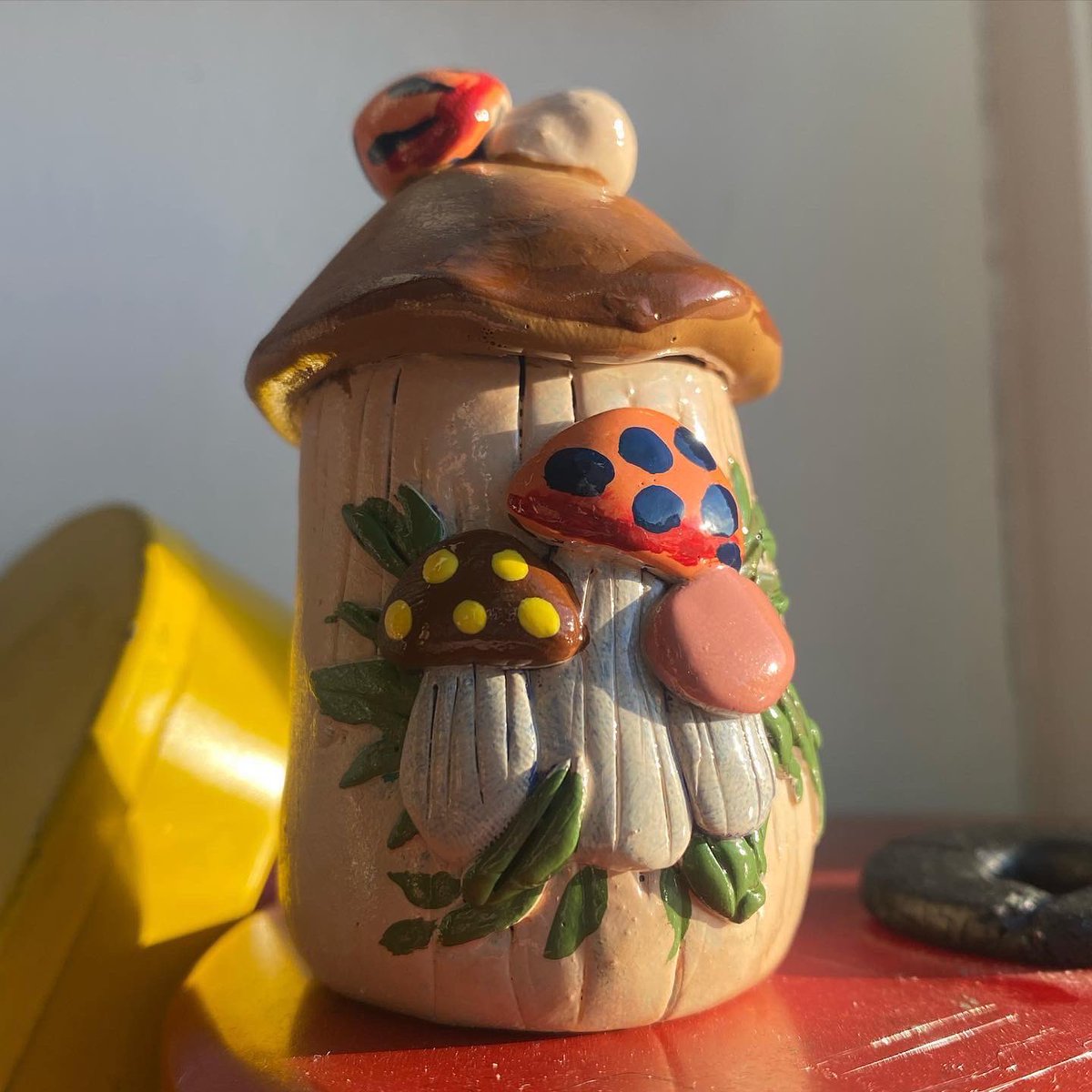 logananhorn's tweet image. Mini clay “canister” inspired by the Sear’s Merry Mushroom home collection 🍄 

Hand for scale 👋🏼
@LoganCustomized 
customizedbylogan.squarespace.com/shop

#Artist #Clay #Polymerclay #Sculpture #MerryMushroom #Vintage #Collector