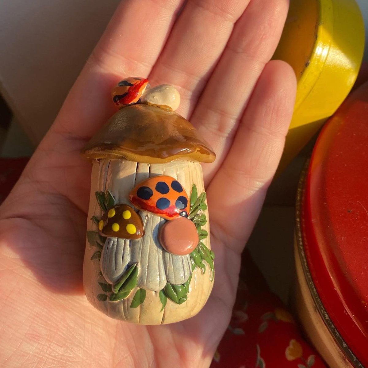 logananhorn's tweet image. Mini clay “canister” inspired by the Sear’s Merry Mushroom home collection 🍄 

Hand for scale 👋🏼
@LoganCustomized 
customizedbylogan.squarespace.com/shop

#Artist #Clay #Polymerclay #Sculpture #MerryMushroom #Vintage #Collector