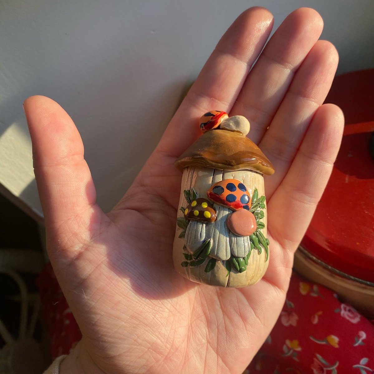 logananhorn's tweet image. Mini clay “canister” inspired by the Sear’s Merry Mushroom home collection 🍄 

Hand for scale 👋🏼
@LoganCustomized 
customizedbylogan.squarespace.com/shop

#Artist #Clay #Polymerclay #Sculpture #MerryMushroom #Vintage #Collector