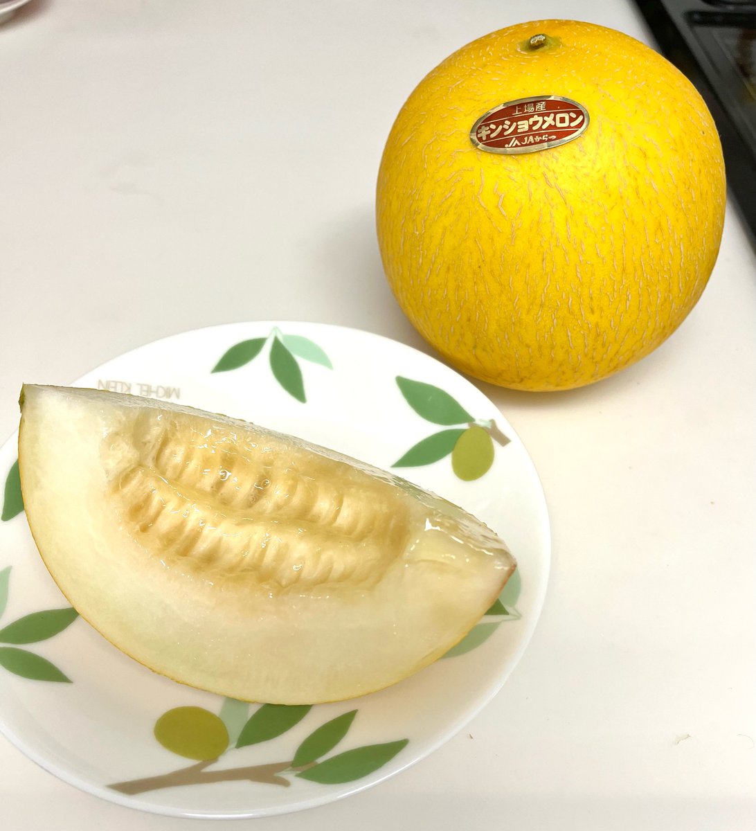 c_atae's tweet photo. ふるさと納税で届いたメロン。
ちょうど食べ頃で良い匂い^ ^

メロンって初夏の味がしますね。
ありがたくいただきます。

#佐賀県玄海町
#ふるさと納税 https://t.co/bWVpufuUip