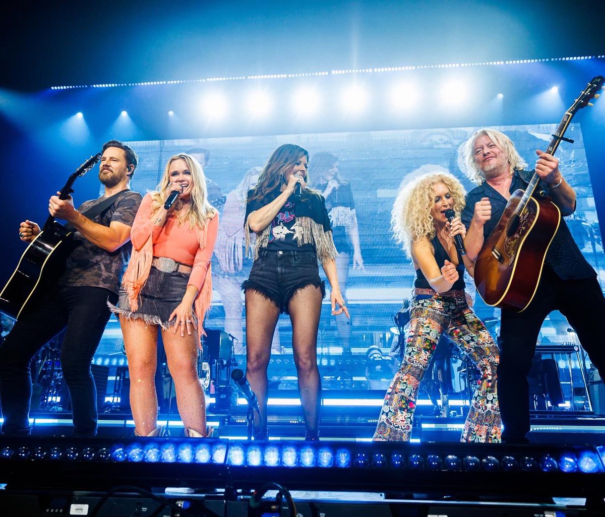 mirandalambert's tweet photo. The Bandwagon Tour Weekend 1 โ
Yโall are selling these shows out and singing loud ๐ฅWeโre having so much fun. #GetOnAgain #thebandwagontour https://t.co/6zri1sG3wQ