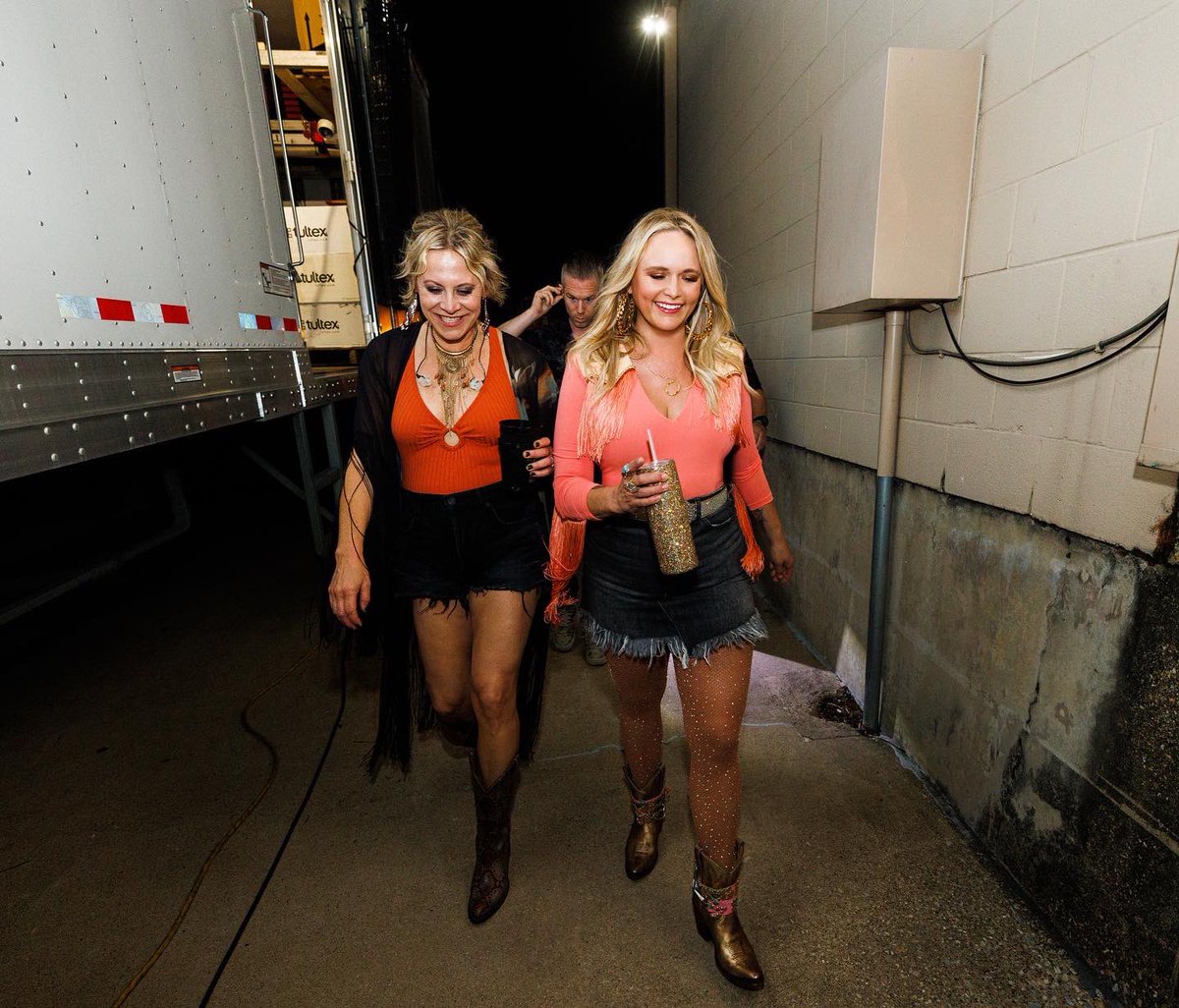 mirandalambert's tweet photo. The Bandwagon Tour Weekend 1 โ
Yโall are selling these shows out and singing loud ๐ฅWeโre having so much fun. #GetOnAgain #thebandwagontour https://t.co/6zri1sG3wQ