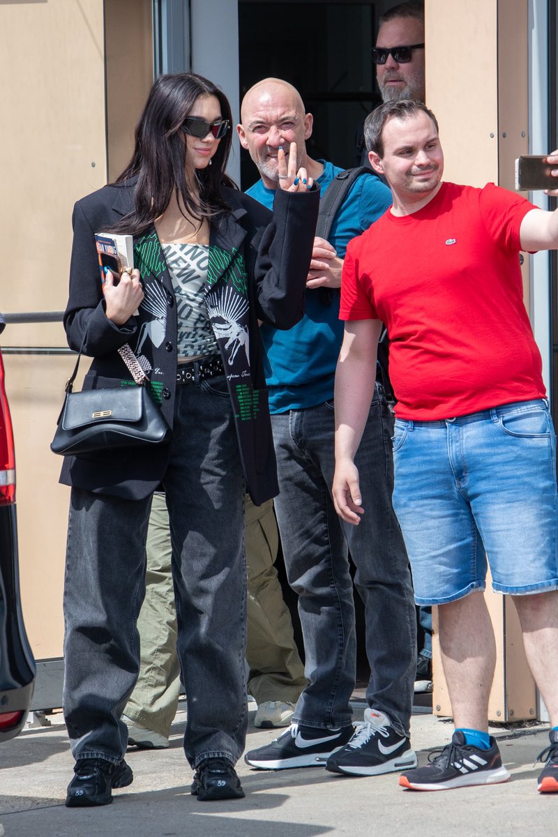FNTour_'s tweet photo. 📸 | Dua Lipa hoy llegando a Berlín, Alemania (10/05) #1 https://t.co/mbzjaAguOj