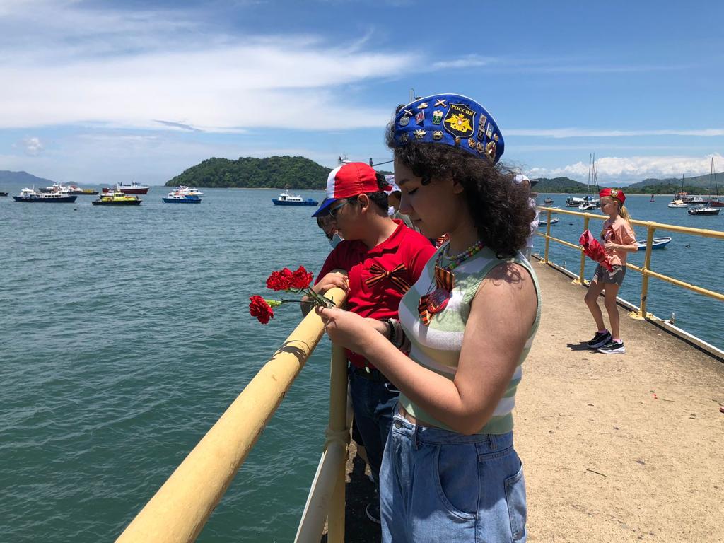 EmbRusPan's tweet photo. 🌺 El 8 de mayo niños de compatriotas rusos en 🇵🇦#Panamá, incl. a los activistas de la Organización de los Exploradores Jóvenes Rusos, colocaron flores en el @canaldepanama.
⚓️ Así conmemoraron el paso de submarinos soviéticos por el Canal en 1942.
#DíaDeLaVictoria #victoria77 https://t.co/plAiQg5lPF