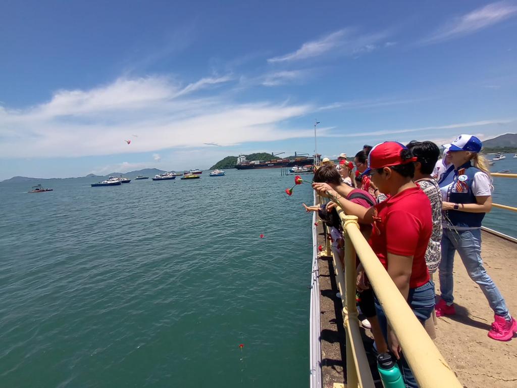 EmbRusPan's tweet photo. 🌺 El 8 de mayo niños de compatriotas rusos en 🇵🇦#Panamá, incl. a los activistas de la Organización de los Exploradores Jóvenes Rusos, colocaron flores en el @canaldepanama.
⚓️ Así conmemoraron el paso de submarinos soviéticos por el Canal en 1942.
#DíaDeLaVictoria #victoria77 https://t.co/plAiQg5lPF