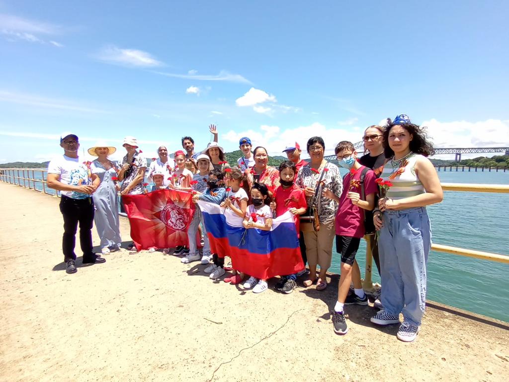 EmbRusPan's tweet photo. 🌺 El 8 de mayo niños de compatriotas rusos en 🇵🇦#Panamá, incl. a los activistas de la Organización de los Exploradores Jóvenes Rusos, colocaron flores en el @canaldepanama.
⚓️ Así conmemoraron el paso de submarinos soviéticos por el Canal en 1942.
#DíaDeLaVictoria #victoria77 https://t.co/plAiQg5lPF