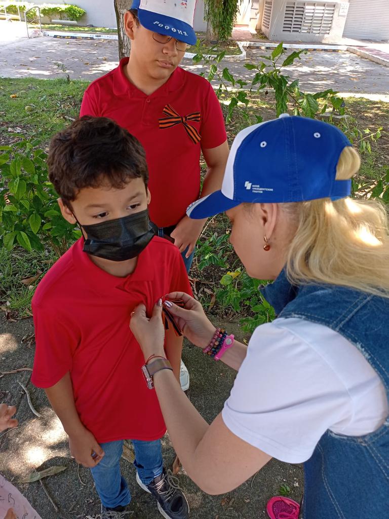 EmbRusPan's tweet photo. 🌺 El 8 de mayo niños de compatriotas rusos en 🇵🇦#Panamá, incl. a los activistas de la Organización de los Exploradores Jóvenes Rusos, colocaron flores en el @canaldepanama.
⚓️ Así conmemoraron el paso de submarinos soviéticos por el Canal en 1942.
#DíaDeLaVictoria #victoria77 https://t.co/plAiQg5lPF