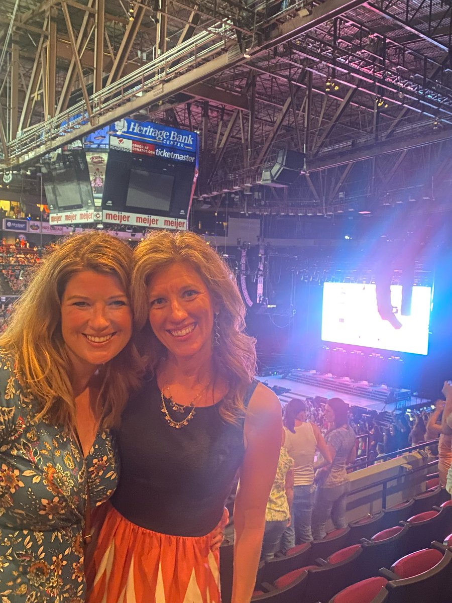 jaschindler's tweet photo. Two crazy Moms on the town! #nkotbmixtapetour https://t.co/4XWcKF9kJz