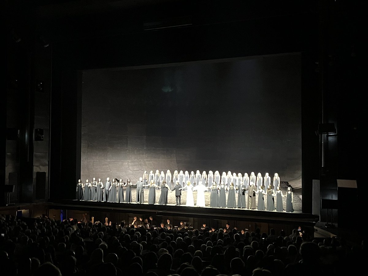 vtguillemin's tweet photo. Ce soir #Elektra bien chanté par les femmes : @HeldenMommy #Nylund #Denoke et bien dirigé par #Bychkov
Mise en scène qu’on connaissait, chorégraphique et qui étouffe le chant dans cette trop grande salle de Bastille, à l’orchestre trop doux ⚰️🪦 https://t.co/VFT1tiVpyD