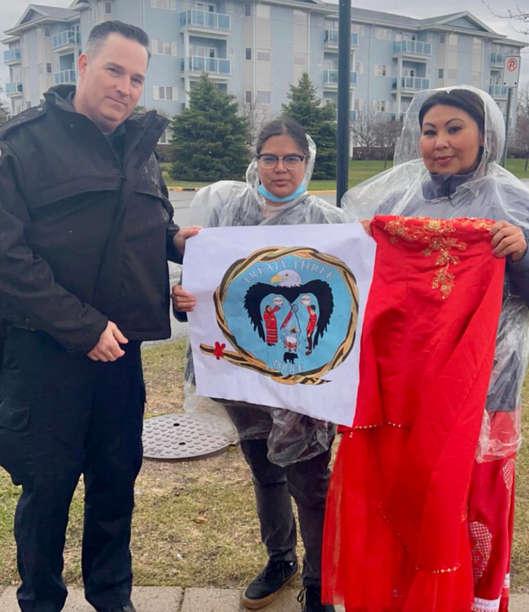 T3PS_Official's tweet photo. This week our Community Service Officer Constable Gibbs and our Spirit of Hope Coordinator participated in an MMIWG Awareness Walk in Fort Frances co-hosted with United Native Friendship Centre. https://t.co/jA97pnsmyk