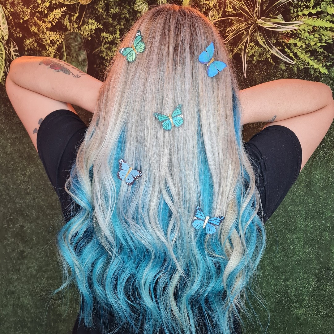 manicpanicnyc's tweet photo. Atomic Turquoise pastelized is giving me butterflies!! 🦋

(IG: hair_by_georgie__ )

#manicpanicnyc #manicpanicpro #manicpanic #atomicturquoise #blue #bluehair #bluehairdye #butterflies #pastelizer https://t.co/m3XHSbwGf0