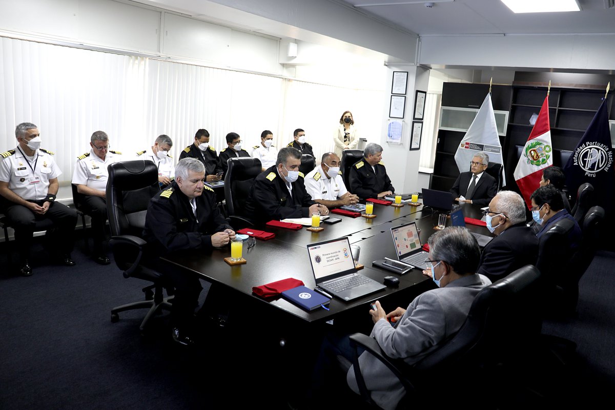 APN_PuertosPeru's tweet photo. 📌El pdte. del Directorio de la APN, Manuel Hinojosa, acompañado del gerente gral.(e), Edgar Álvarez, y funcionarios de la entidad, se reunió con representantes de la Dirección General de Capitanías y Guardacostas #Dicapi, liderados por su director, Vicealmirante Ernesto Colunge. https://t.co/oAnpbX7xWO